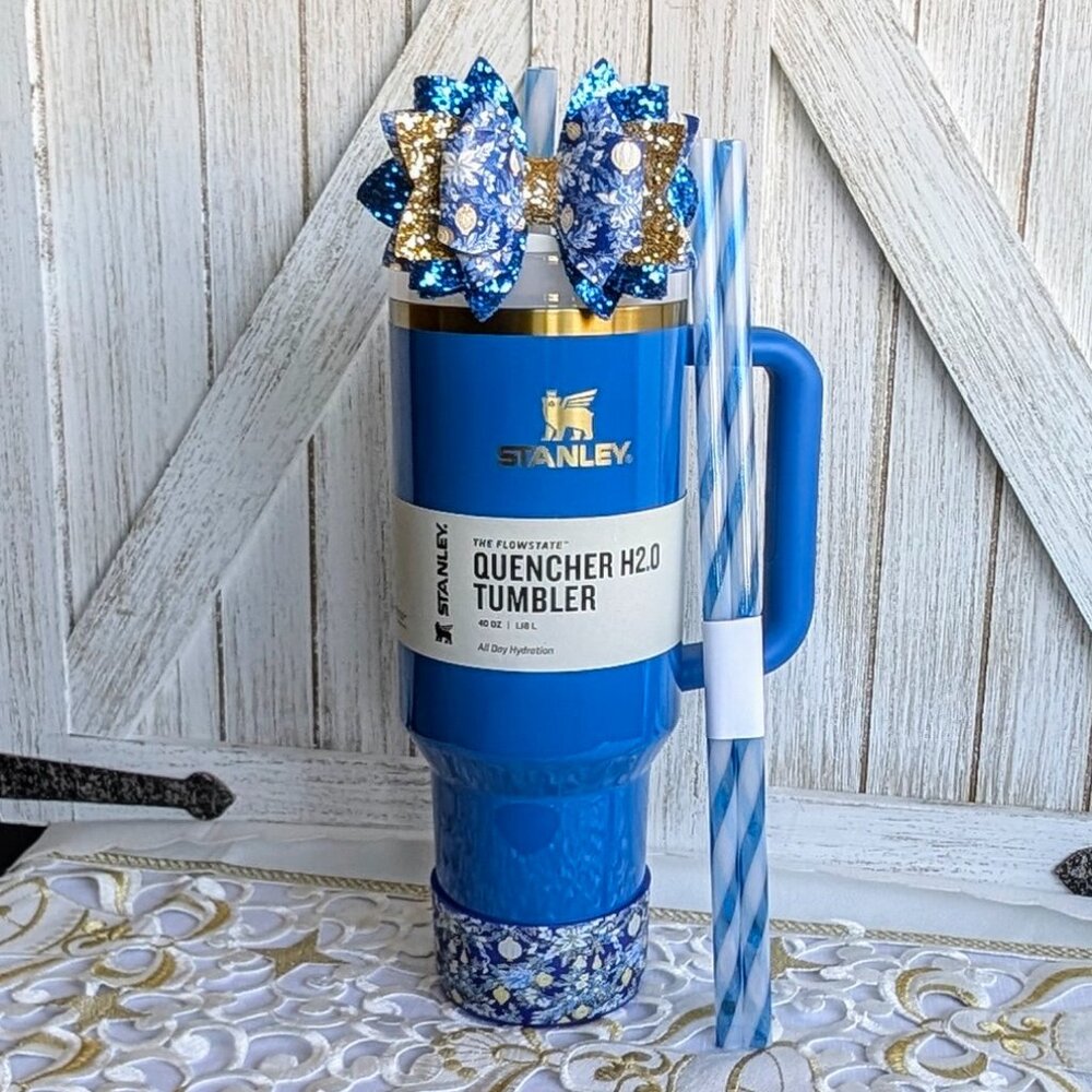 Stanley 2023 Holiday Exclusive ARCTIC TWIST 40oz Tumbler BNWT + Custom Bow/Boot - Picture 2 of 6